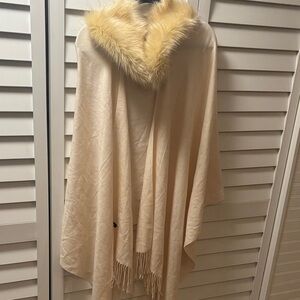 Elegant Cream Poncho with Faux Fur Collar Shaw cashmere cape